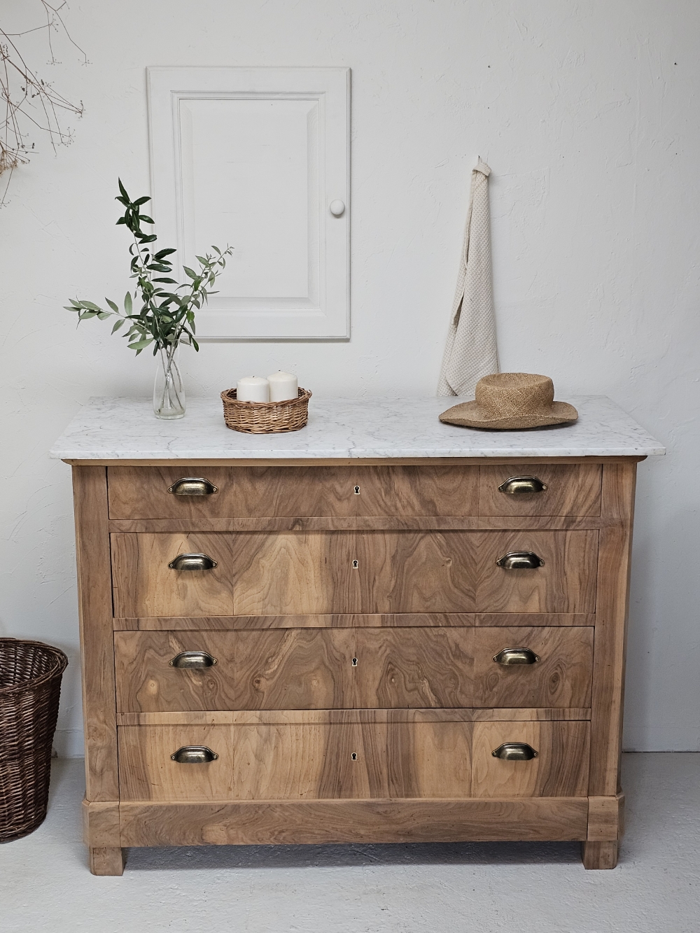 Commode Louis-Philippe ancienne en bois brut et marbre blanc20260814_162655
