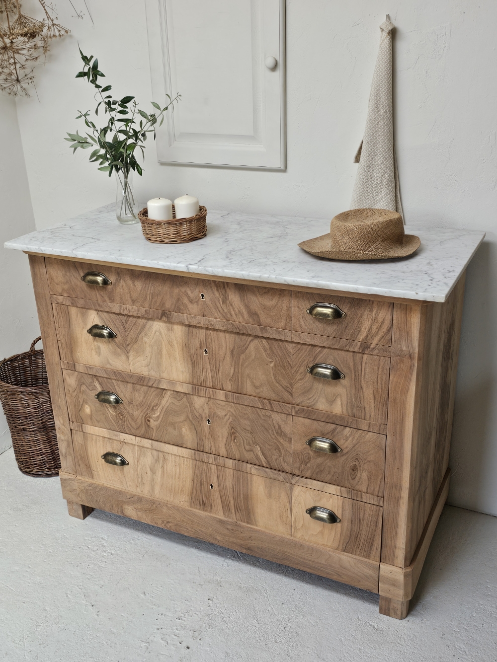 Commode Louis-Philippe ancienne en bois brut et marbre blanc20260814_162713