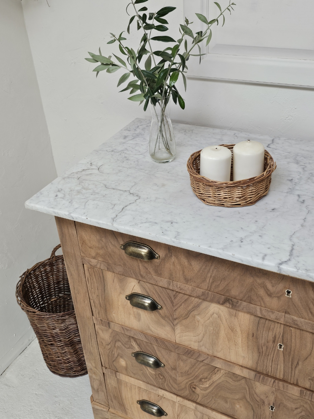 Commode Louis-Philippe ancienne en bois brut et marbre blanc20260814_162720