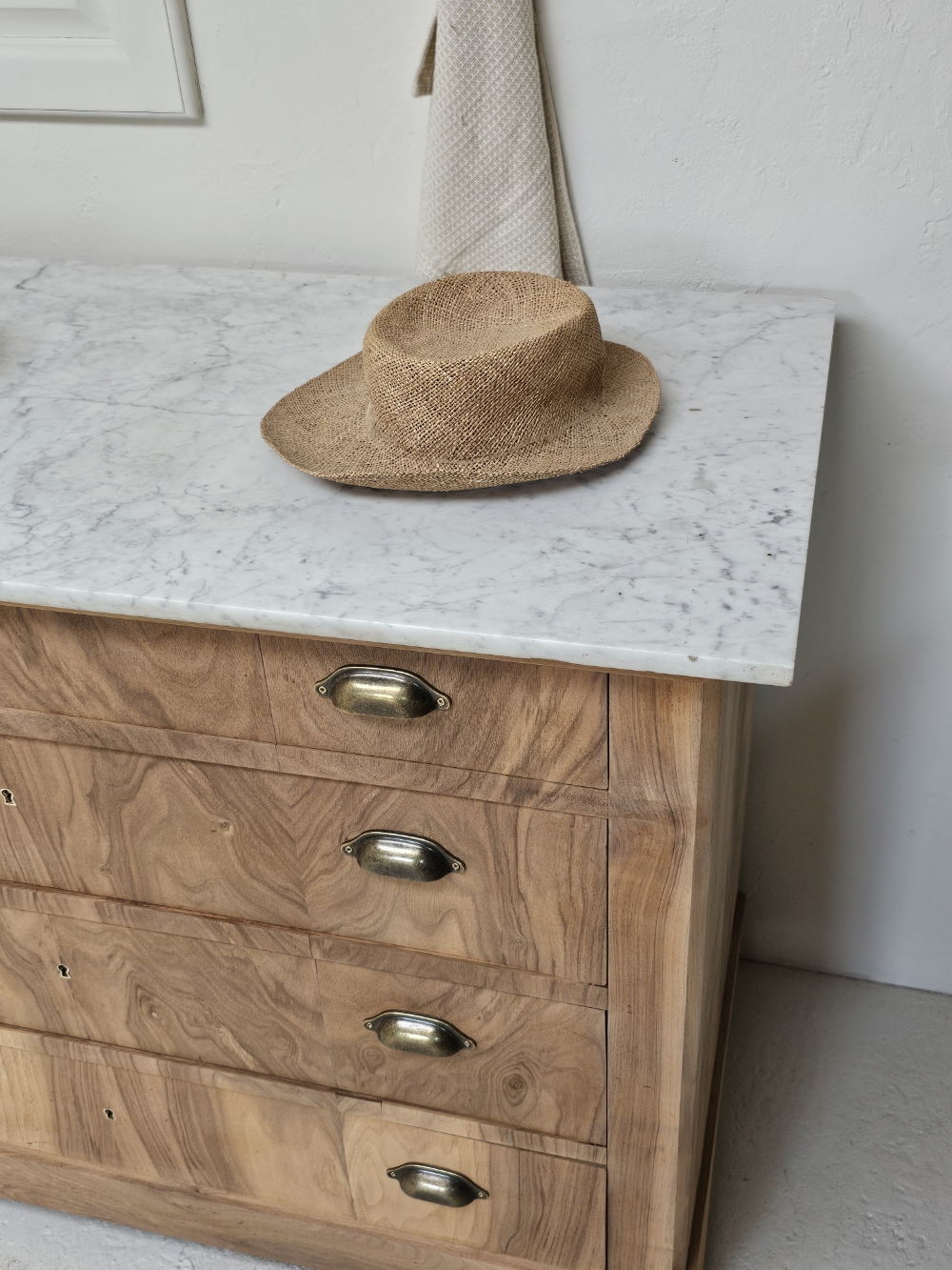 Commode Louis-Philippe ancienne en bois brut et marbre blanc20260814_162725