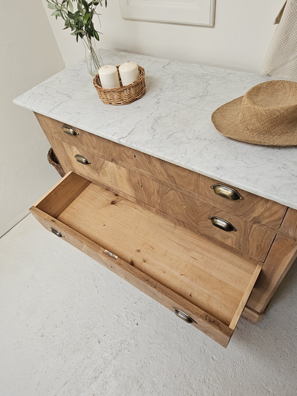 Commode Louis-Philippe ancienne en bois brut et marbre blanc20260814_162808