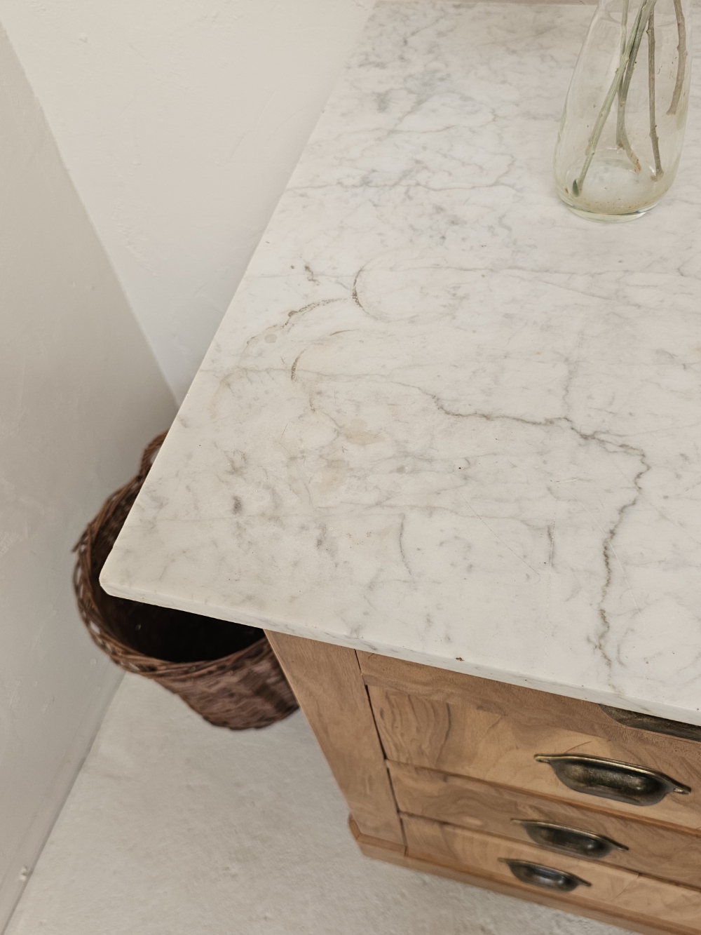 Commode Louis-Philippe ancienne en bois brut et marbre blanc20260814_162855