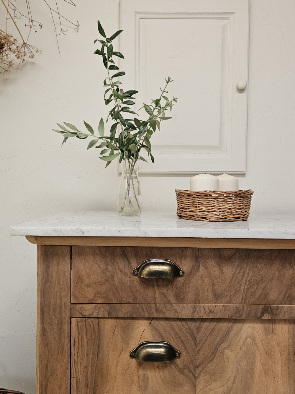 Commode Louis-Philippe ancienne en bois brut et marbre blanc20260814_162840