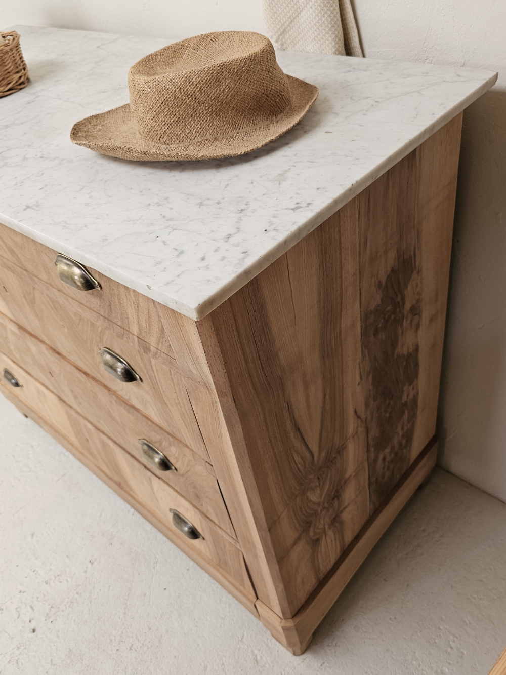Commode Louis-Philippe ancienne en bois brut et marbre blanc20260814_162907