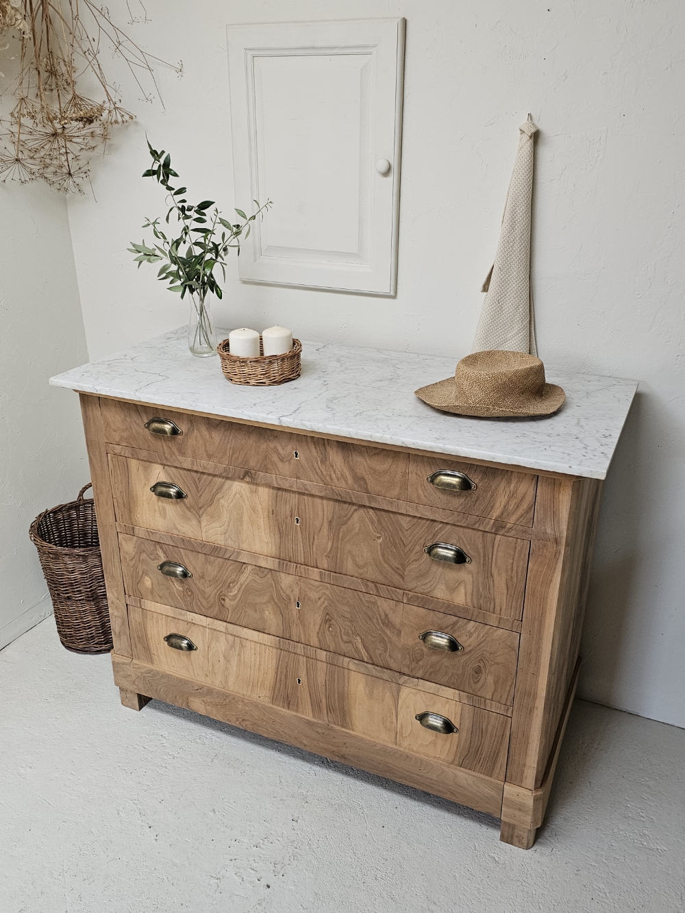 Commode Louis-Philippe ancienne en bois brut et marbre blanc20260814_162946