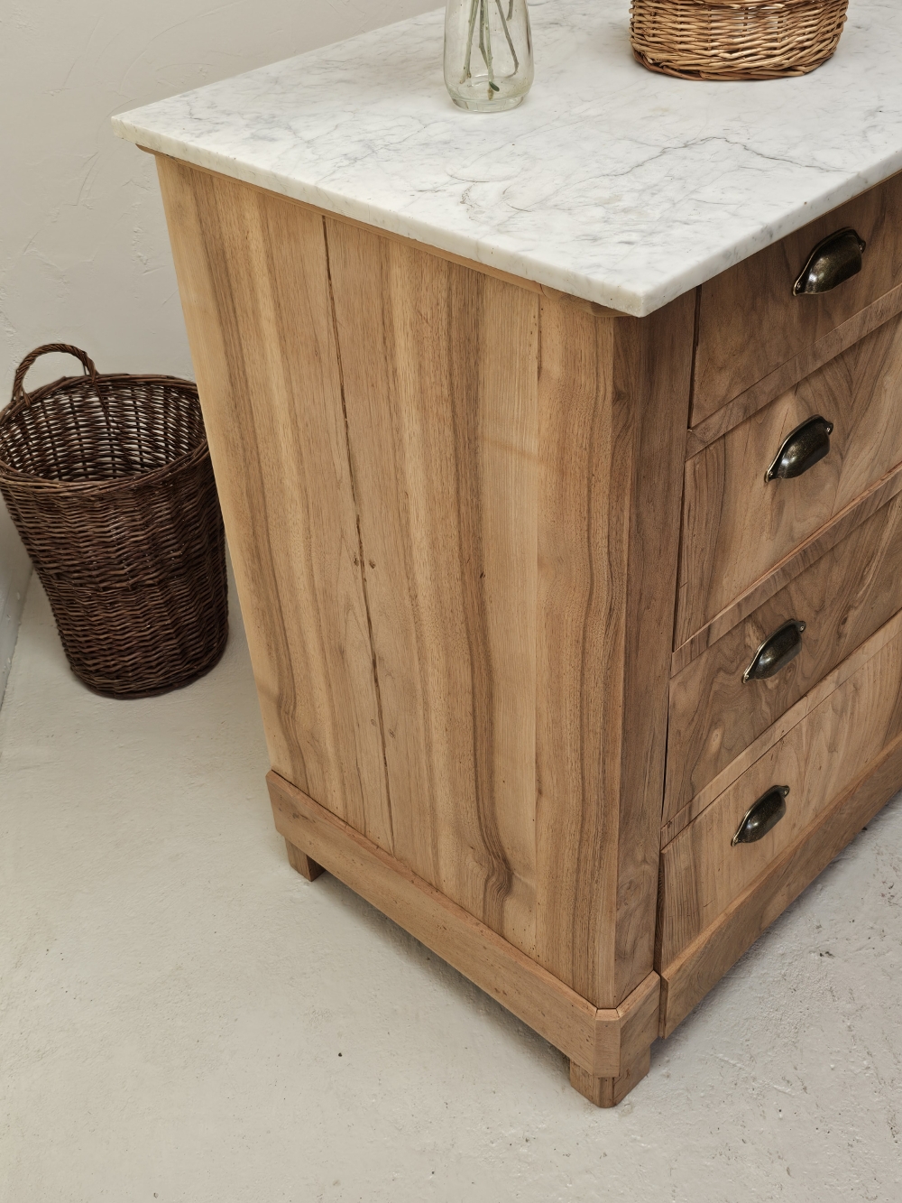 Commode Louis-Philippe ancienne en bois brut et marbre blanc20260814_163046
