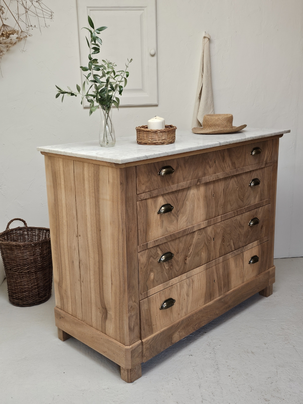 Commode Louis-Philippe ancienne en bois brut et marbre blanc20260814_163032