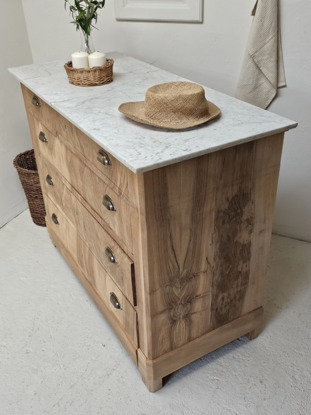 Commode Louis-Philippe ancienne en bois brut et marbre blanc20260814_163117