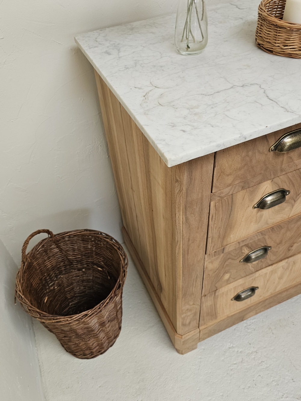Commode Louis-Philippe ancienne en bois brut et marbre blanc20260814_162921