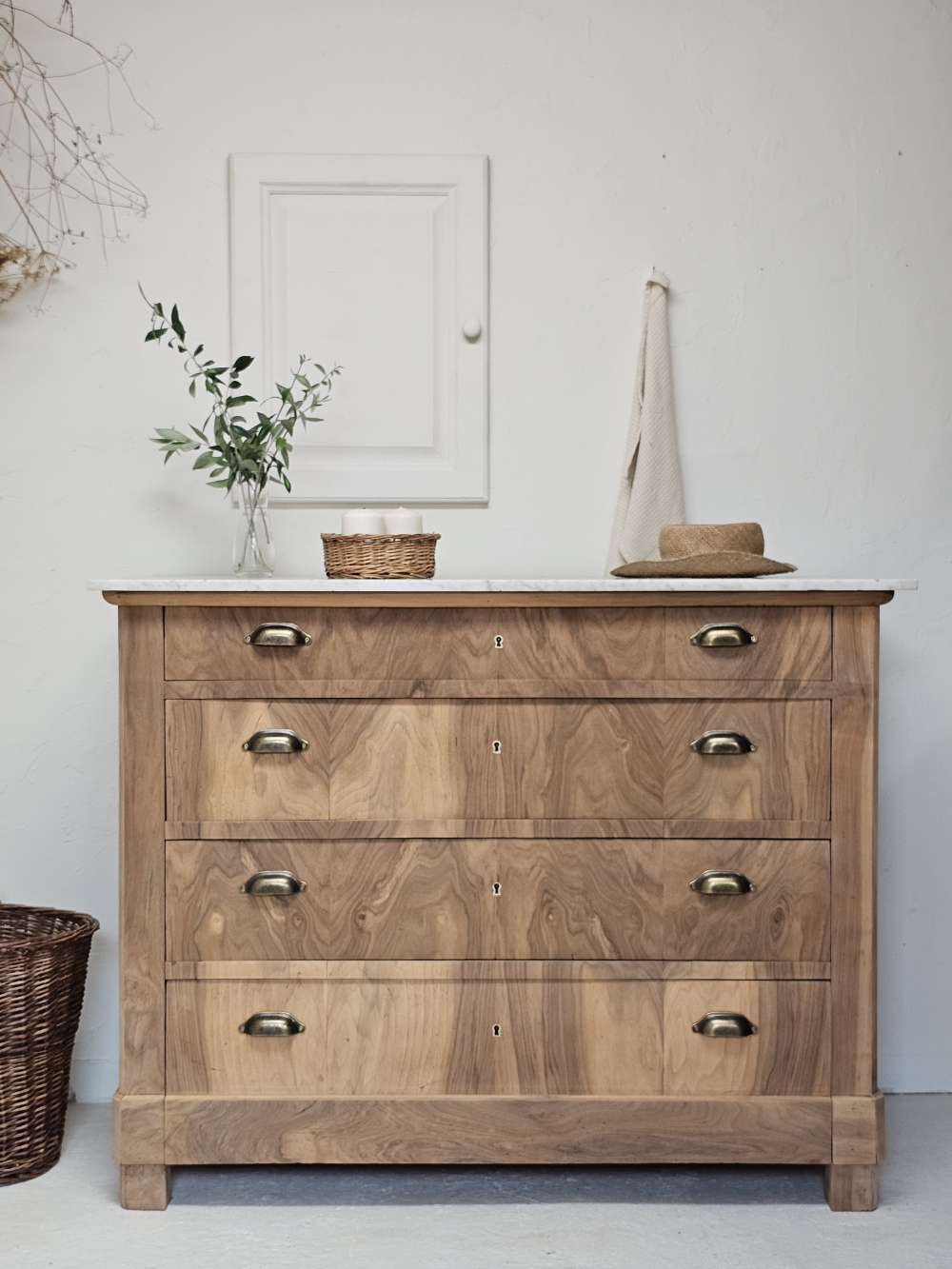 Commode Louis-Philippe ancienne en bois brut et marbre blanc20260814_163311