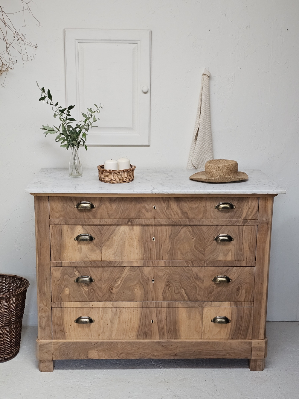 Commode Louis-Philippe ancienne en bois brut et marbre blanc20260814_163207