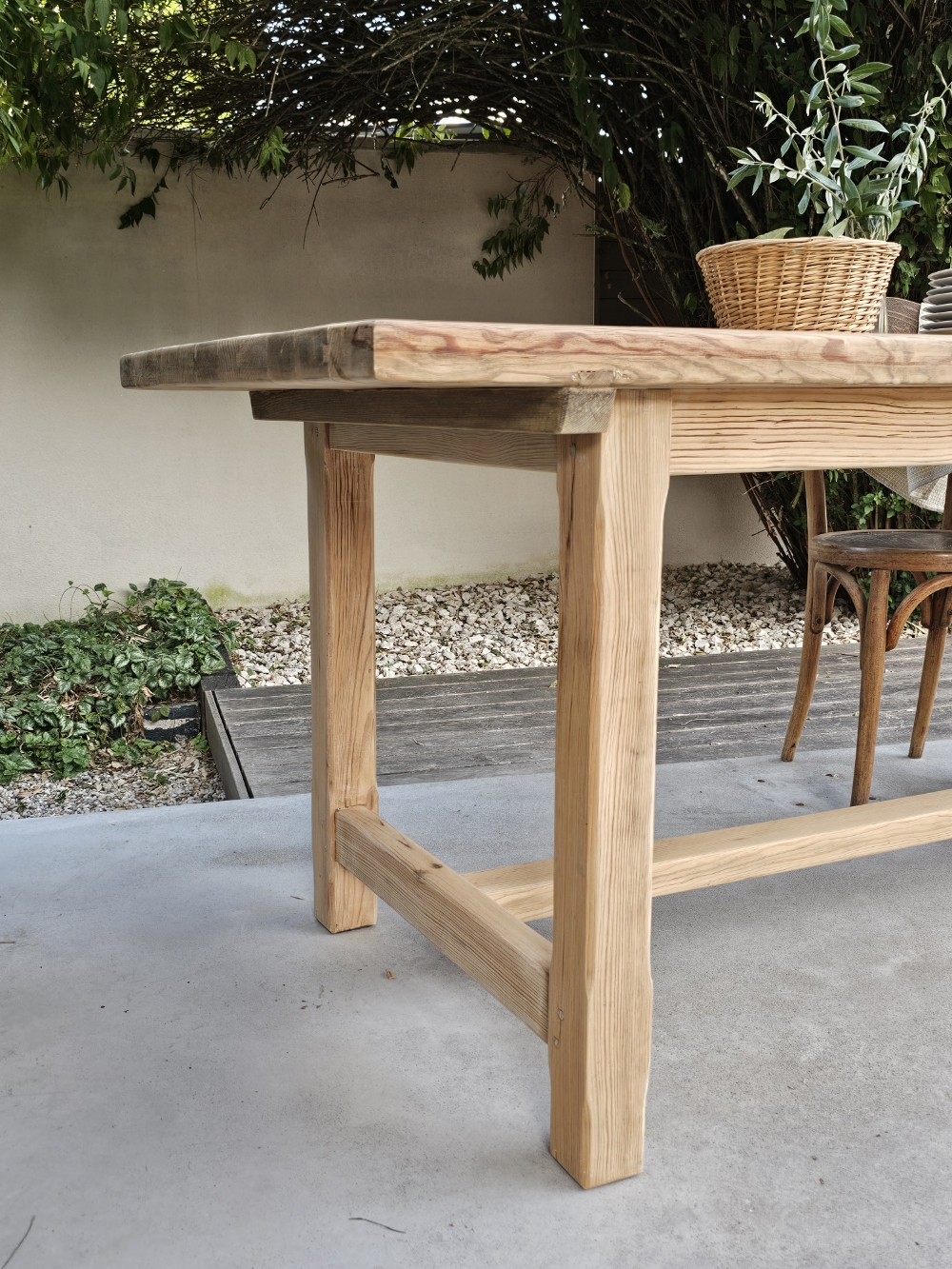 Ancienne table de ferme en pin massif brut et verni 6 à 8 personnes20260815_173751