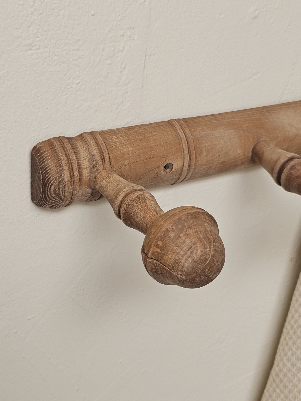Porte-manteau mural ancien 3 patères en sapin brut20260818_145132