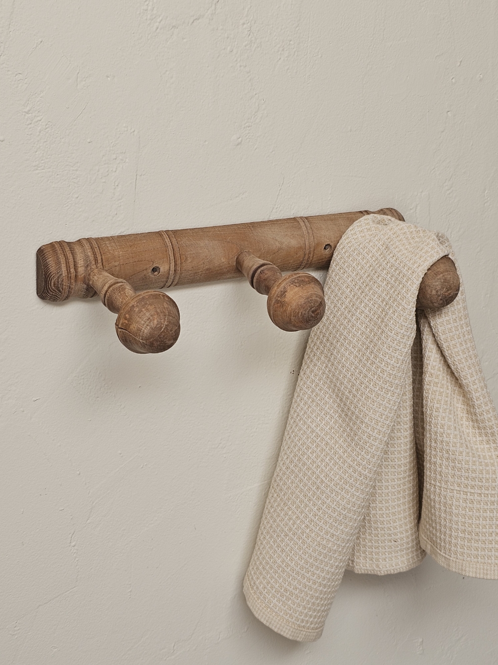 Porte-manteau mural ancien 3 patères en sapin brut20260818_145125