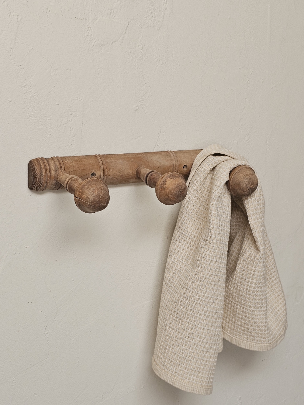 Porte-manteau mural ancien 3 patères en sapin brut20260818_145225