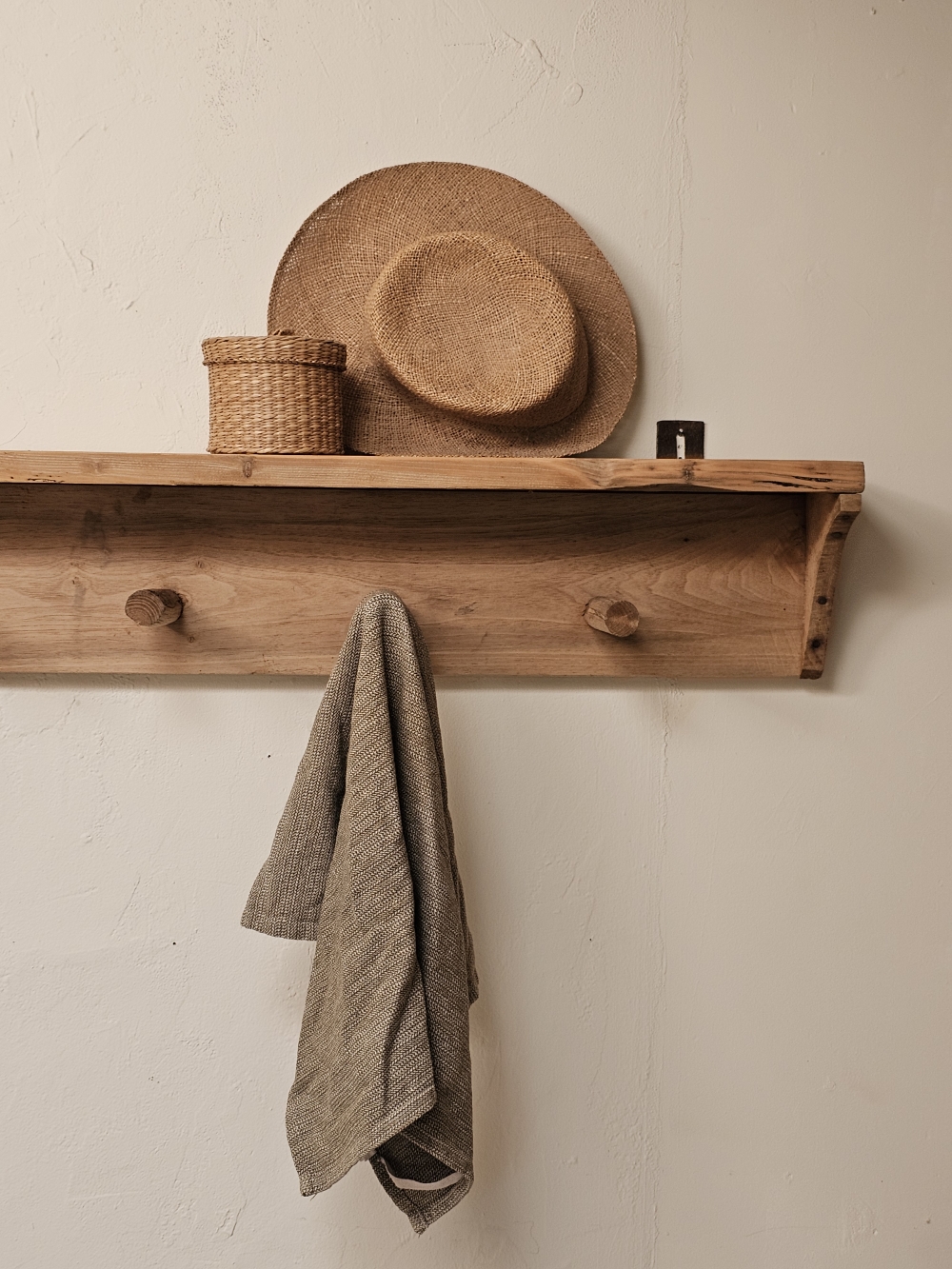 Porte-manteau mural ancien 6 patères en bois brut - Art populaire20260819_155830