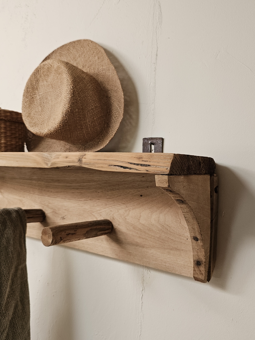 Porte-manteau mural ancien 6 patères en bois brut - Art populaire20260819_155959