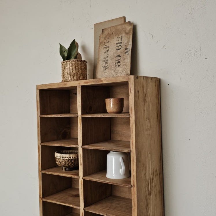 Meuble casier mural ancien en bois brut 24 casiers20260822_105713