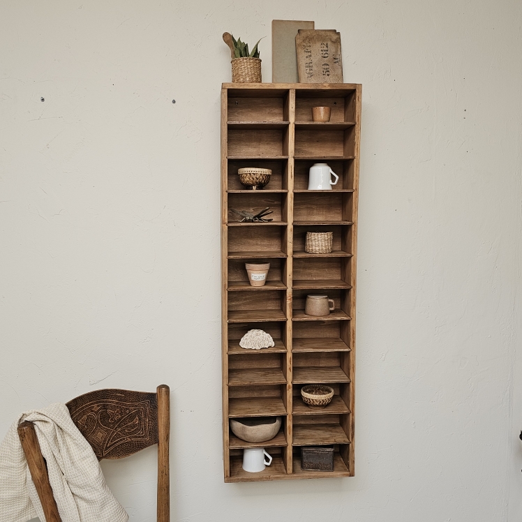 Meuble casier mural ancien en bois brut 24 casiers20260822_103820