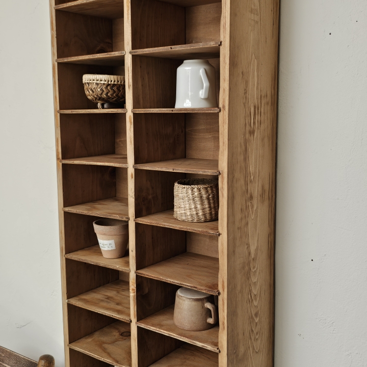 Meuble casier mural ancien en bois brut 24 casiers20260822_105718