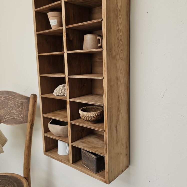 Meuble casier mural ancien en bois brut 24 casiers20260822_105725