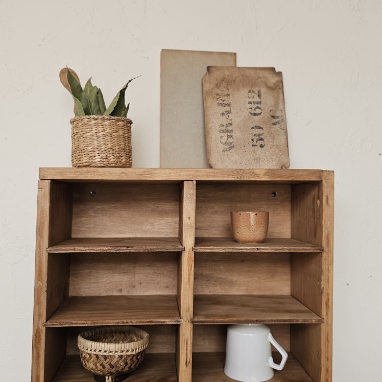 Meuble casier mural ancien en bois brut 24 casiers20260822_103839