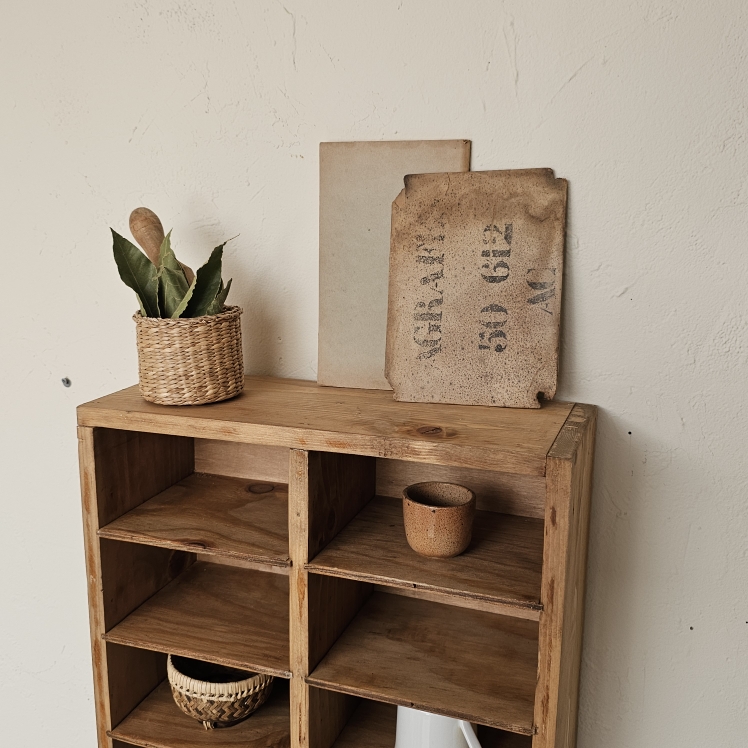 Meuble casier mural ancien en bois brut 24 casiers20260822_103845