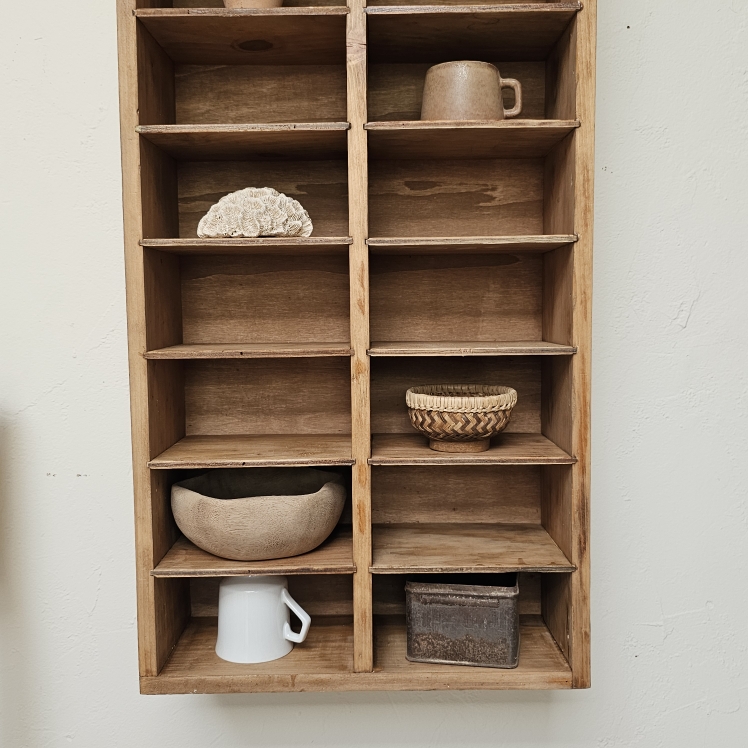 Meuble casier mural ancien en bois brut 24 casiers20260822_103903