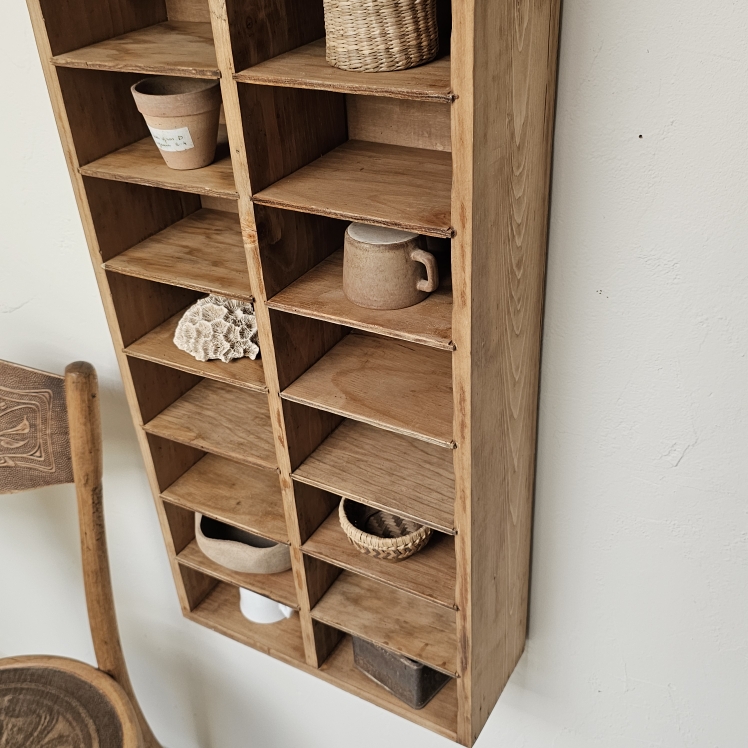 Meuble casier mural ancien en bois brut 24 casiers20260822_103857