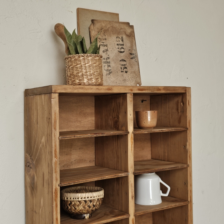 Meuble casier mural ancien en bois brut 24 casiers20260822_105640