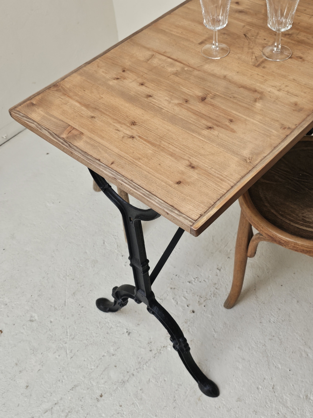Table de bistrot ancienne piètement en fer et plateau bois massif 95 cm20260827_083522