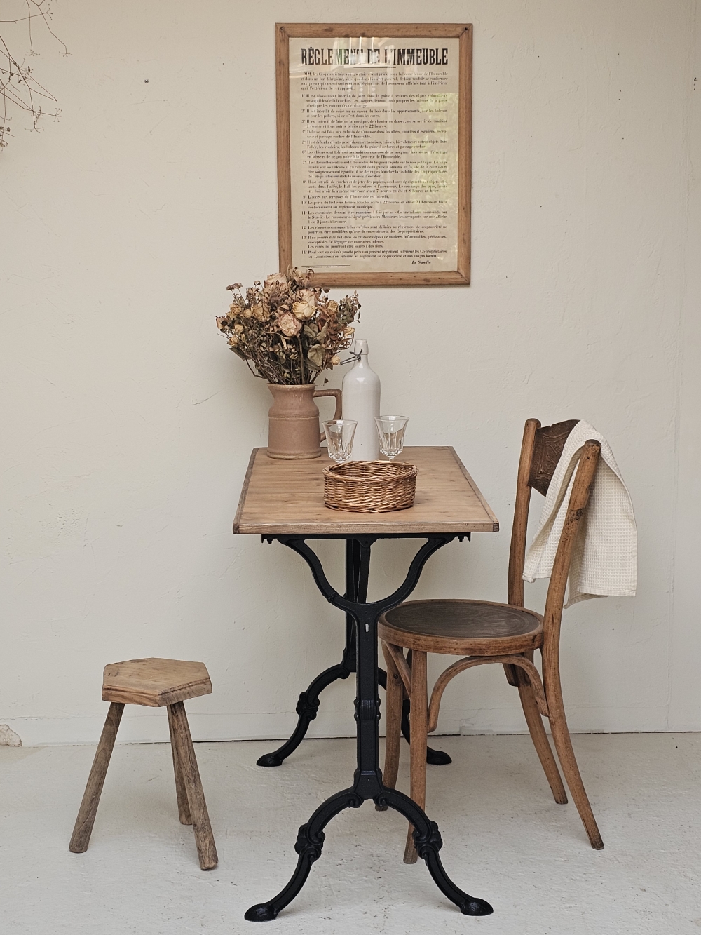 Table de bistrot ancienne piètement en fer et plateau bois massif 95 cm20260827_083109