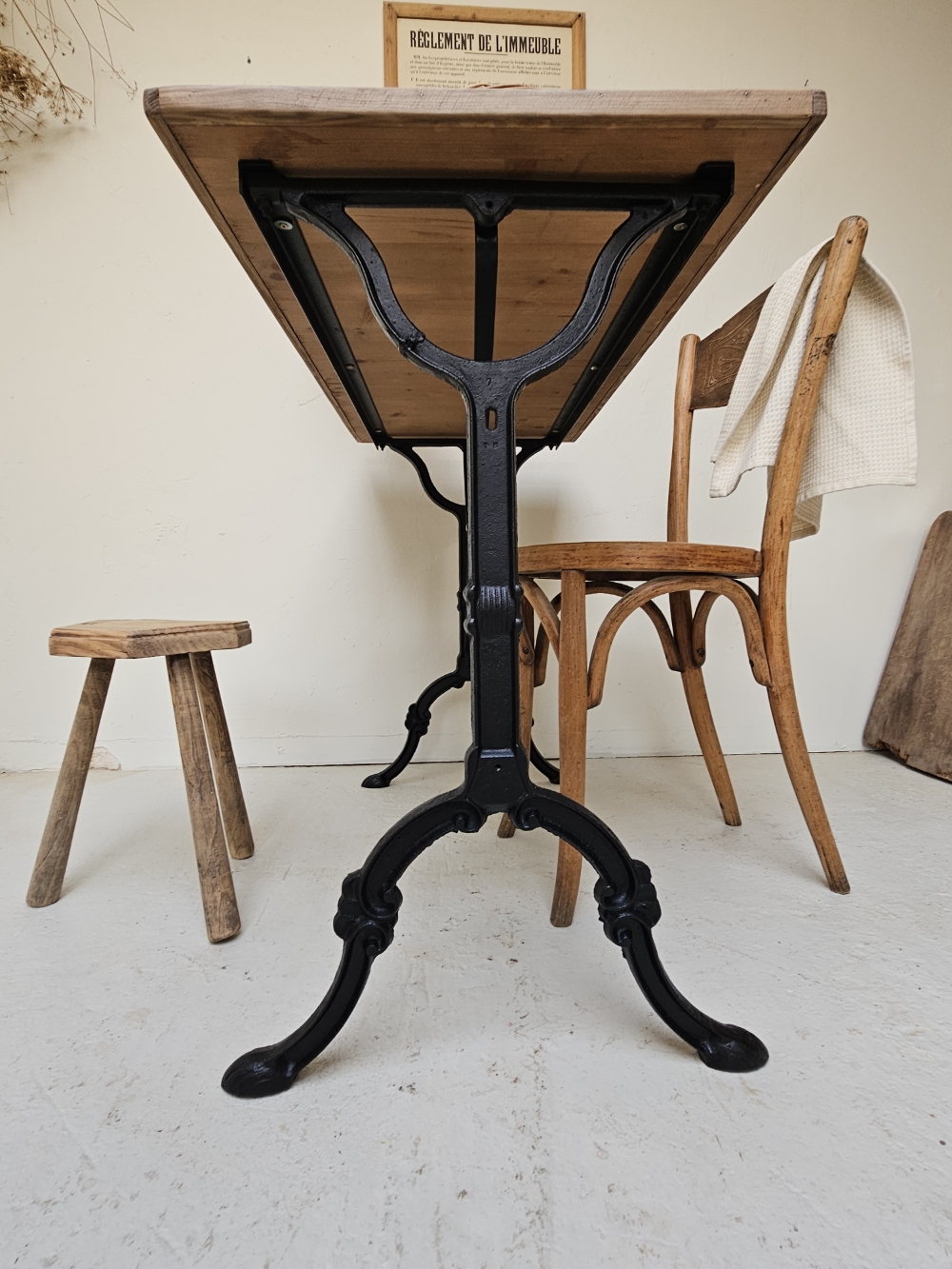 Table de bistrot ancienne piètement en fer et plateau bois massif 95 cm20260827_083400