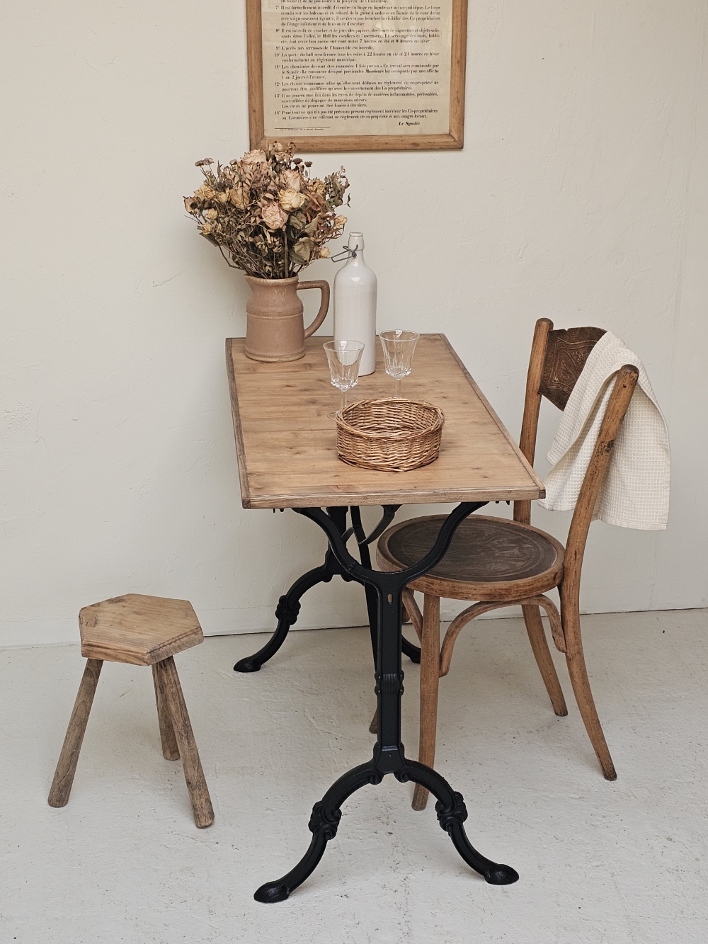 Table de bistrot ancienne piètement en fer et plateau bois massif 95 cm20260827_083135