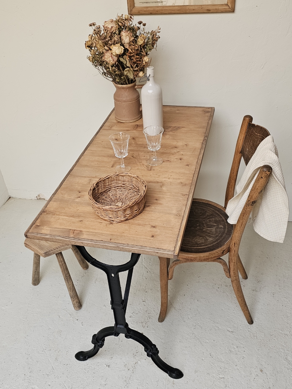 Table de bistrot ancienne piètement en fer et plateau bois massif 95 cm20260827_083200