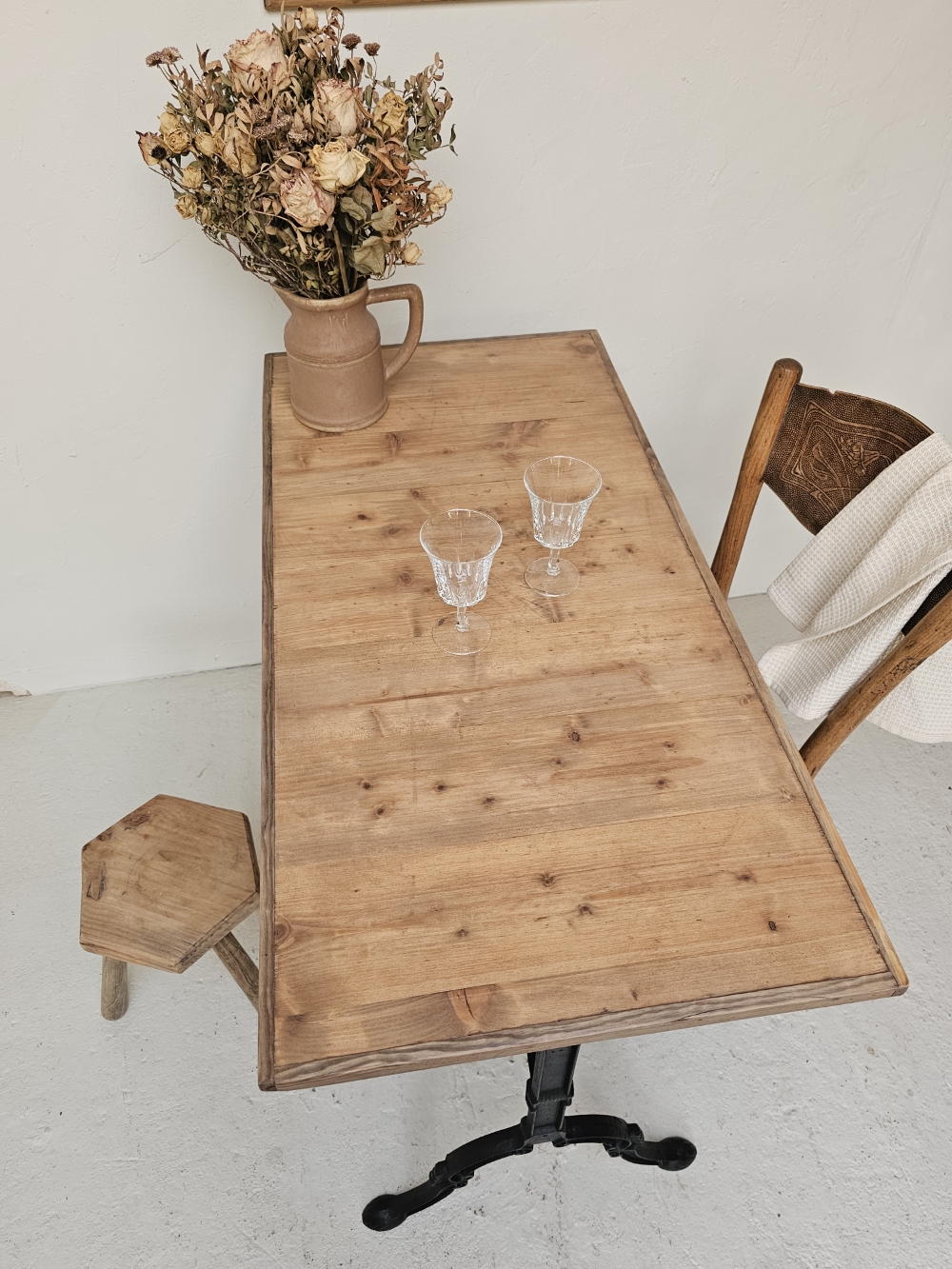Table de bistrot ancienne piètement en fer et plateau bois massif 95 cm20260827_083441