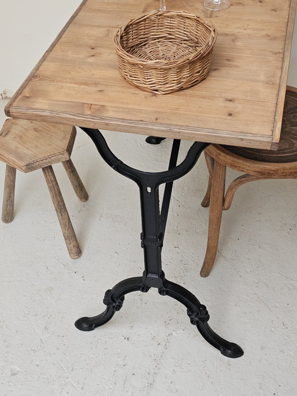 Table de bistrot ancienne piètement en fer et plateau bois massif 95 cm20260827_083216
