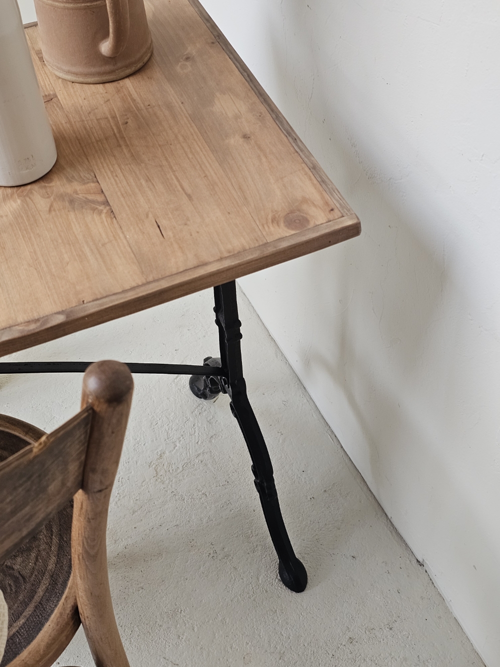 Table de bistrot ancienne piètement en fer et plateau bois massif 95 cm20260827_083224