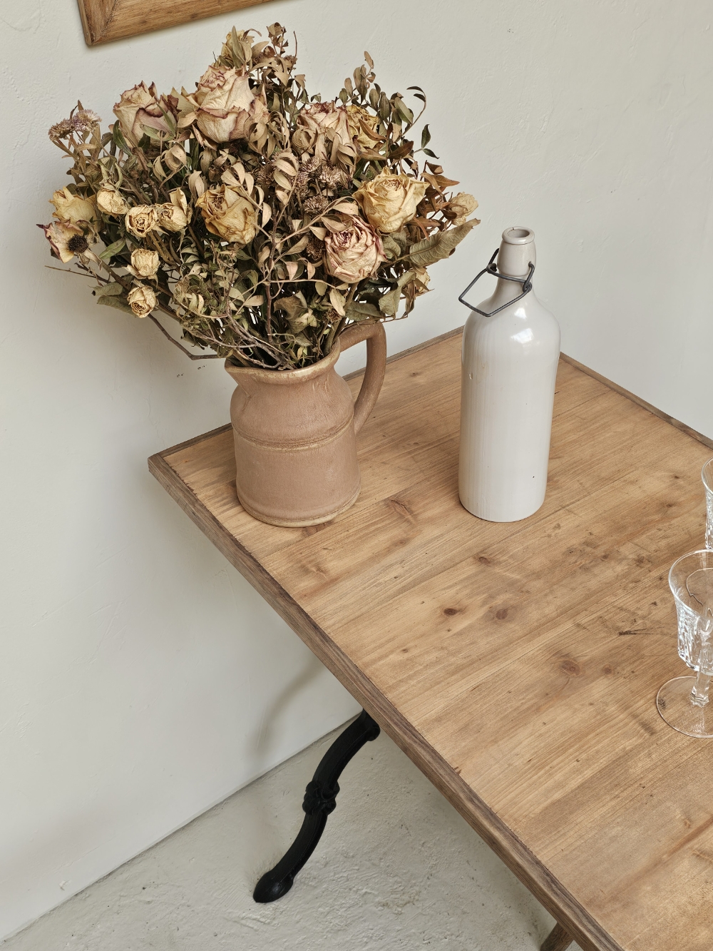 Table de bistrot ancienne piètement en fer et plateau bois massif 95 cm20260827_083240