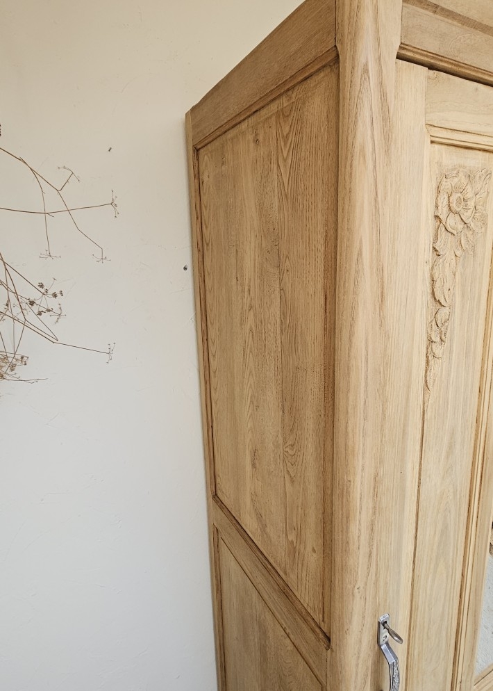 Armoire Art déco ancienne en bois brut20260903_161208(1)