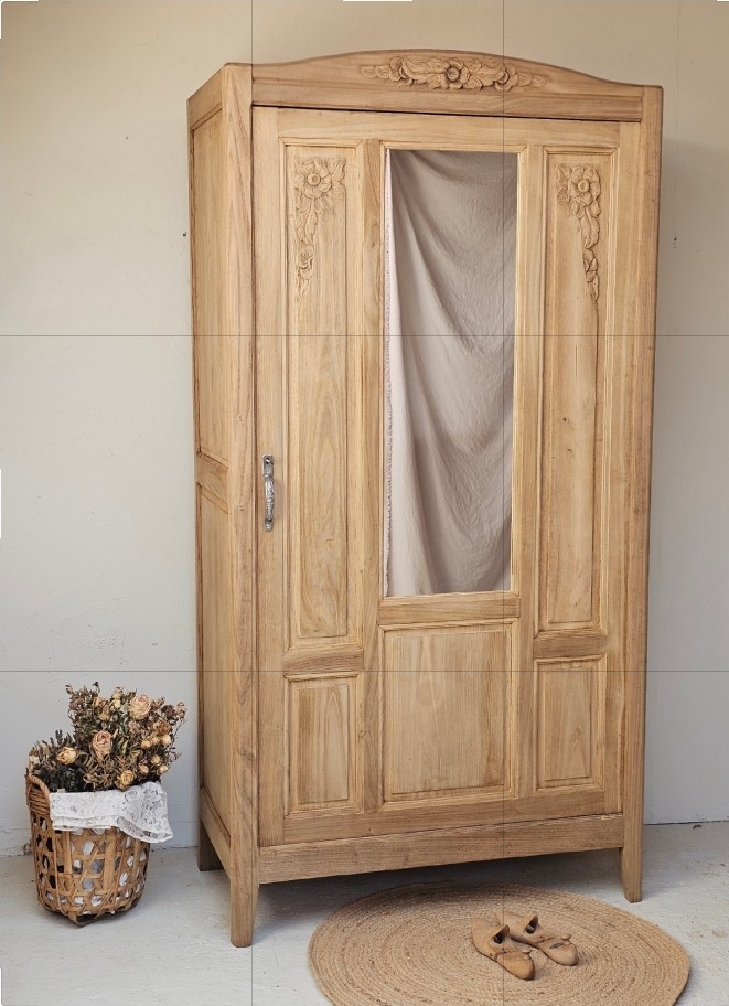 Armoire Art déco ancienne en bois brutScreenshot_20260903_162018_Photo Editor(1)