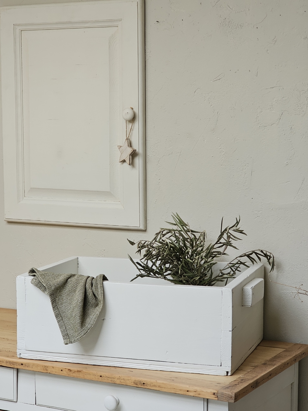 Caisse en bois ancienne peinte en blanc esprit campagne chic  20260921_182218