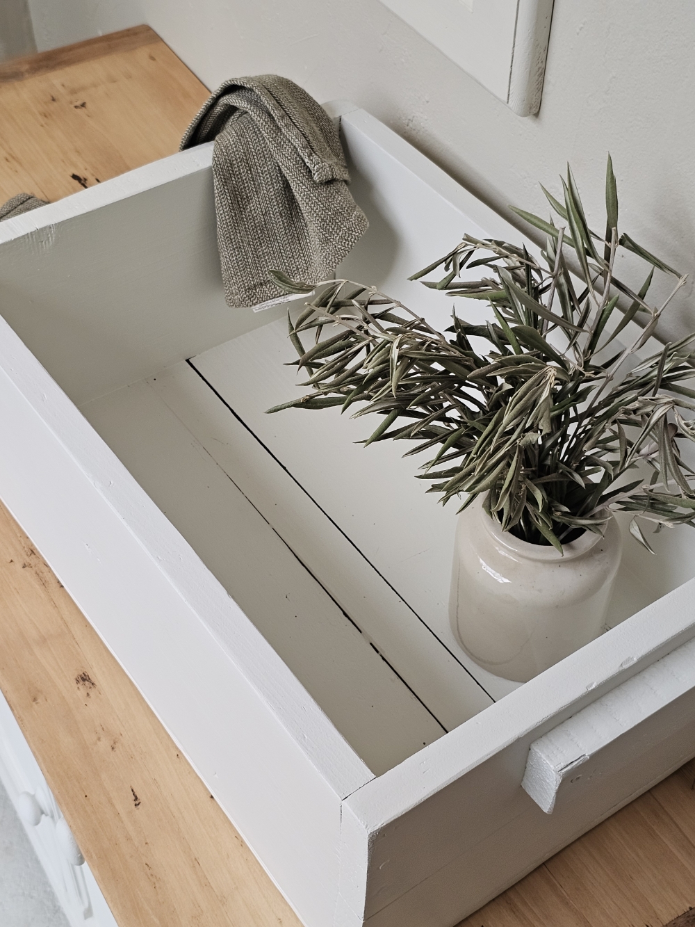 Caisse en bois ancienne peinte en blanc esprit campagne chic  20260921_182308
