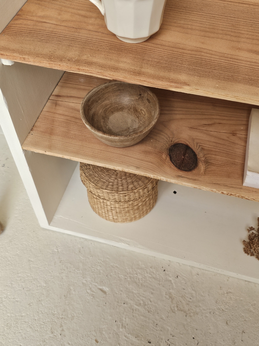 ancienne etagere a poser blanc lin et etageres en bois brut 20260927_110803