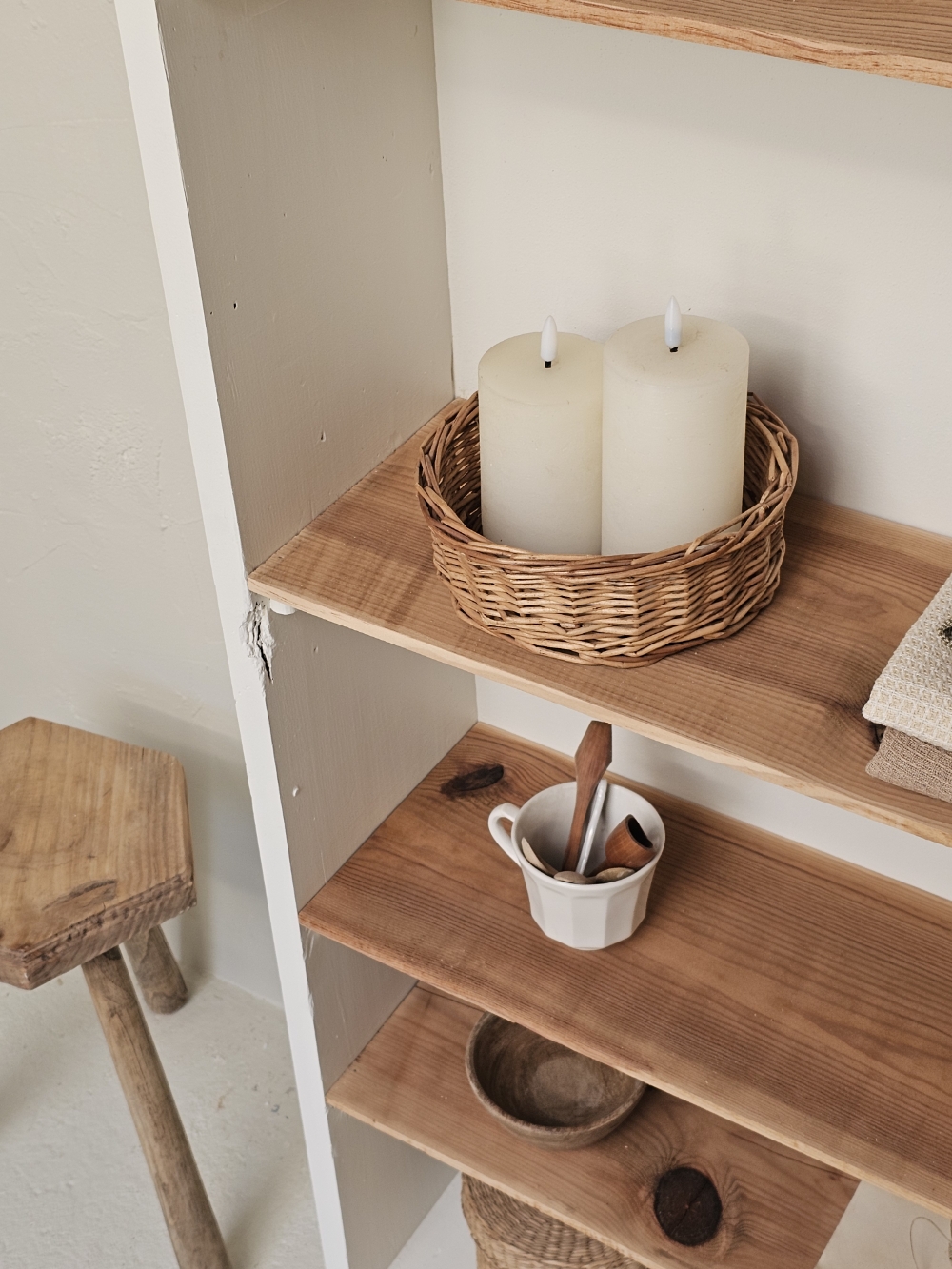 ancienne etagere a poser blanc lin et etageres en bois brut 20260927_110817