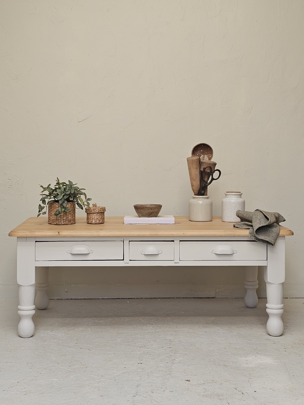 Table basse ancienne 3 tiroirs beige lin et bois20260927_111540