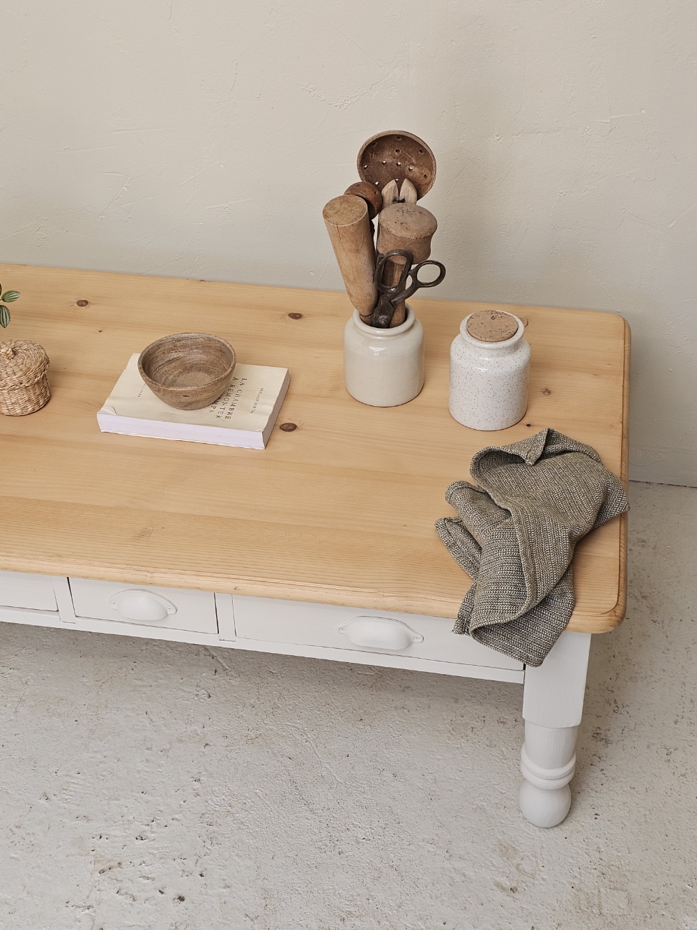 Table basse ancienne 3 tiroirs beige lin et bois20260927_111610