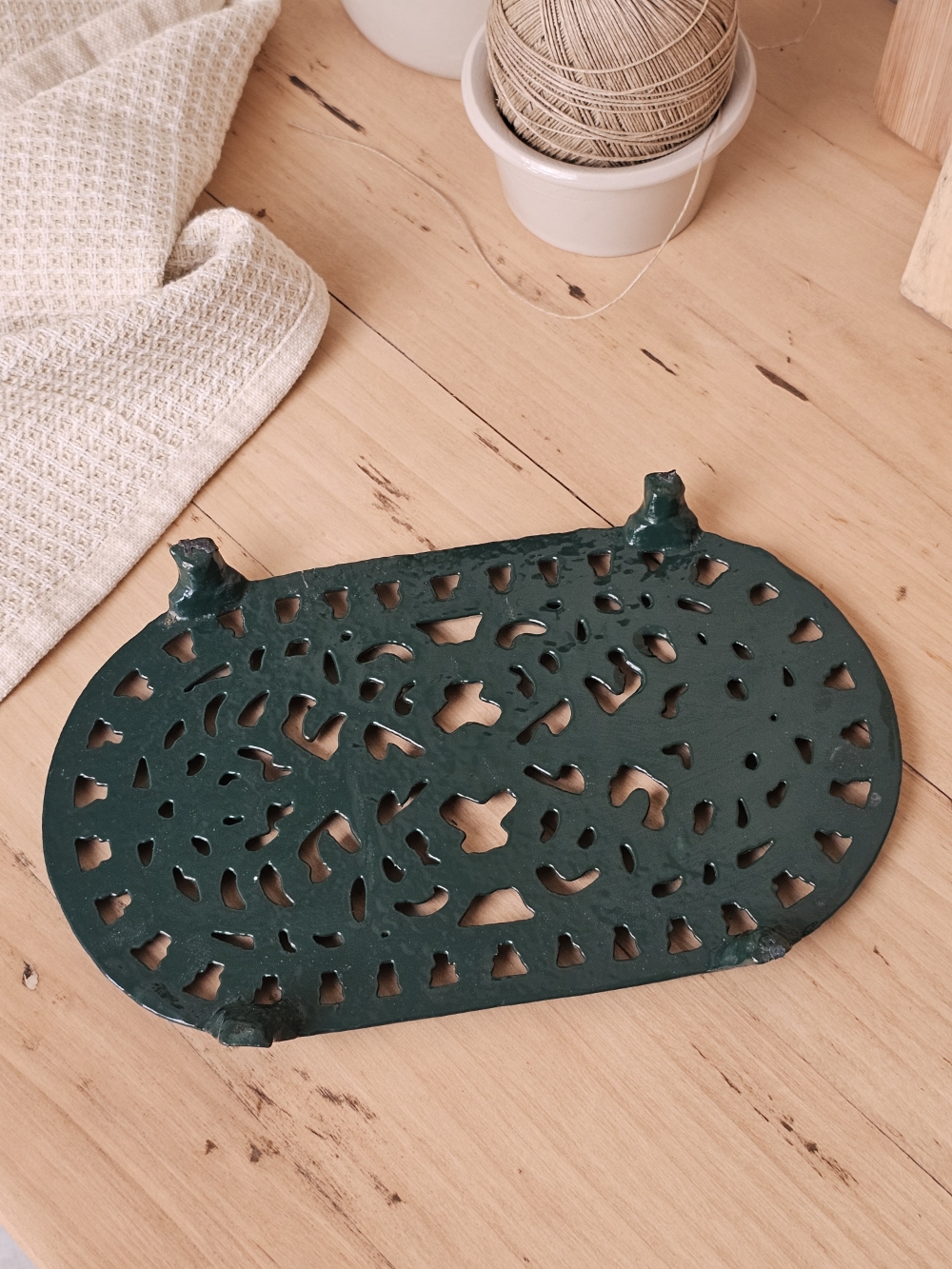 Dessous de plat ancien en fonte vert foncé20260927_123644