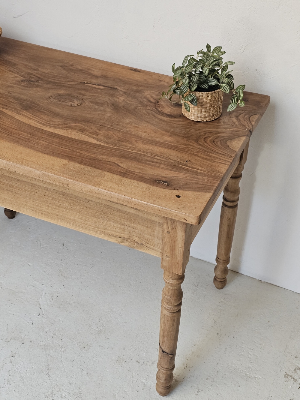 Table ancienne en noyer à pieds tournés20261006_154900