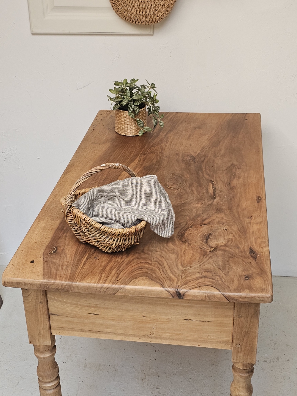 Table ancienne en noyer à pieds tournés20261006_154651